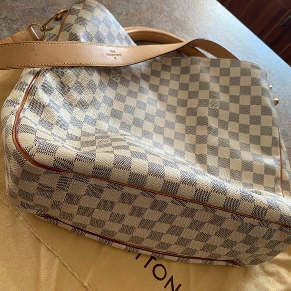 Louis Vuitton - Picture 8 of 8